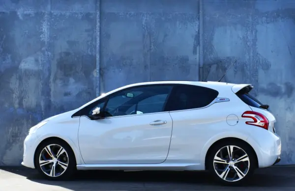 Peugeot 208 GTi 200 THP 37