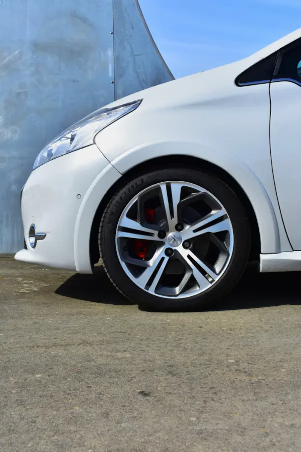 Peugeot 208 GTi 200 THP 43