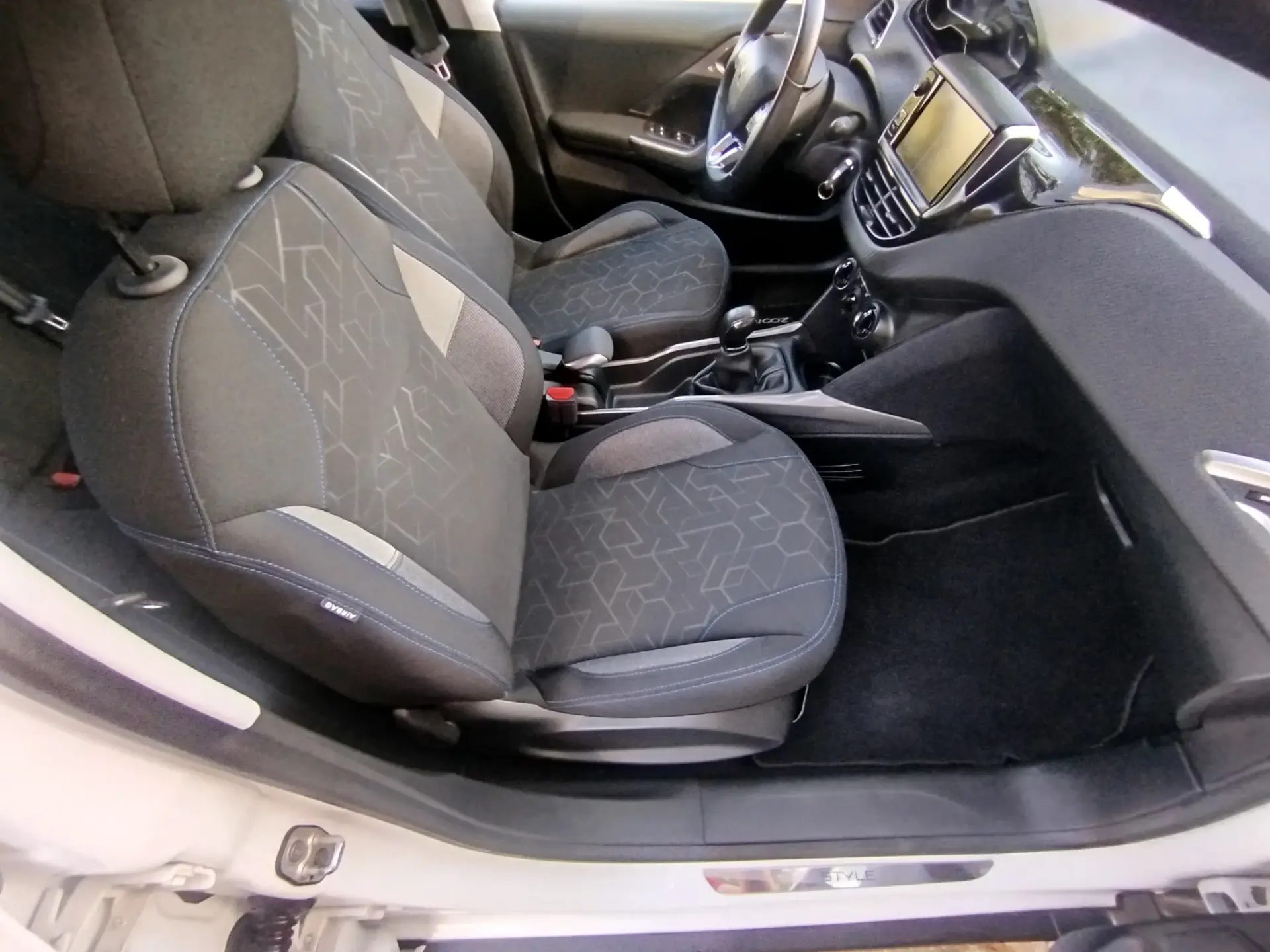 Peugeot 2008 1.2 PureTech Style 6