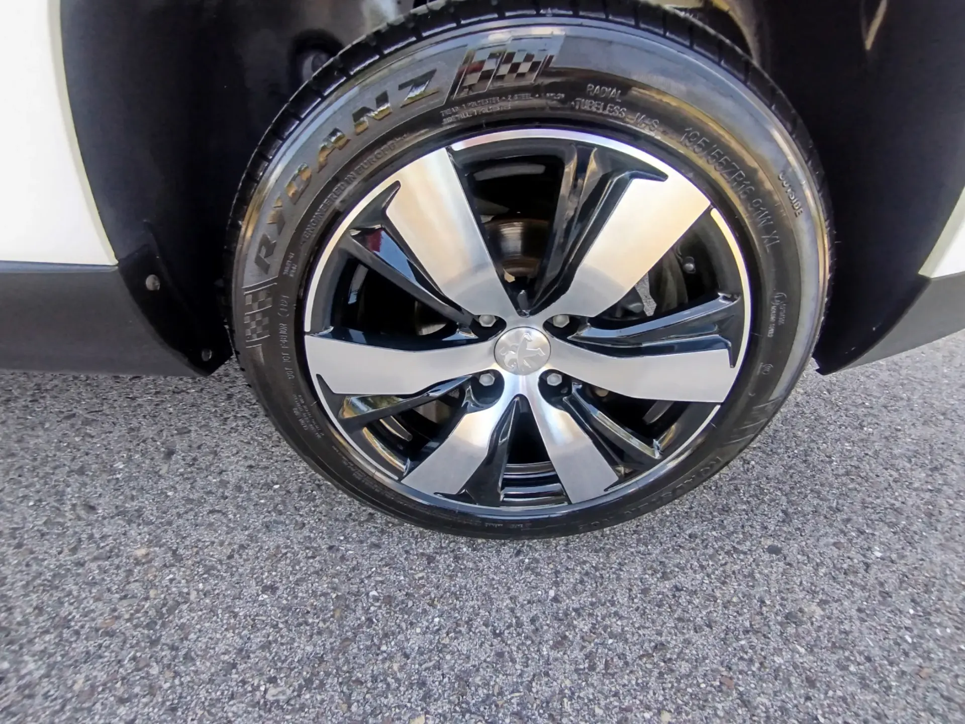 Peugeot 2008 1.2 PureTech Style 9