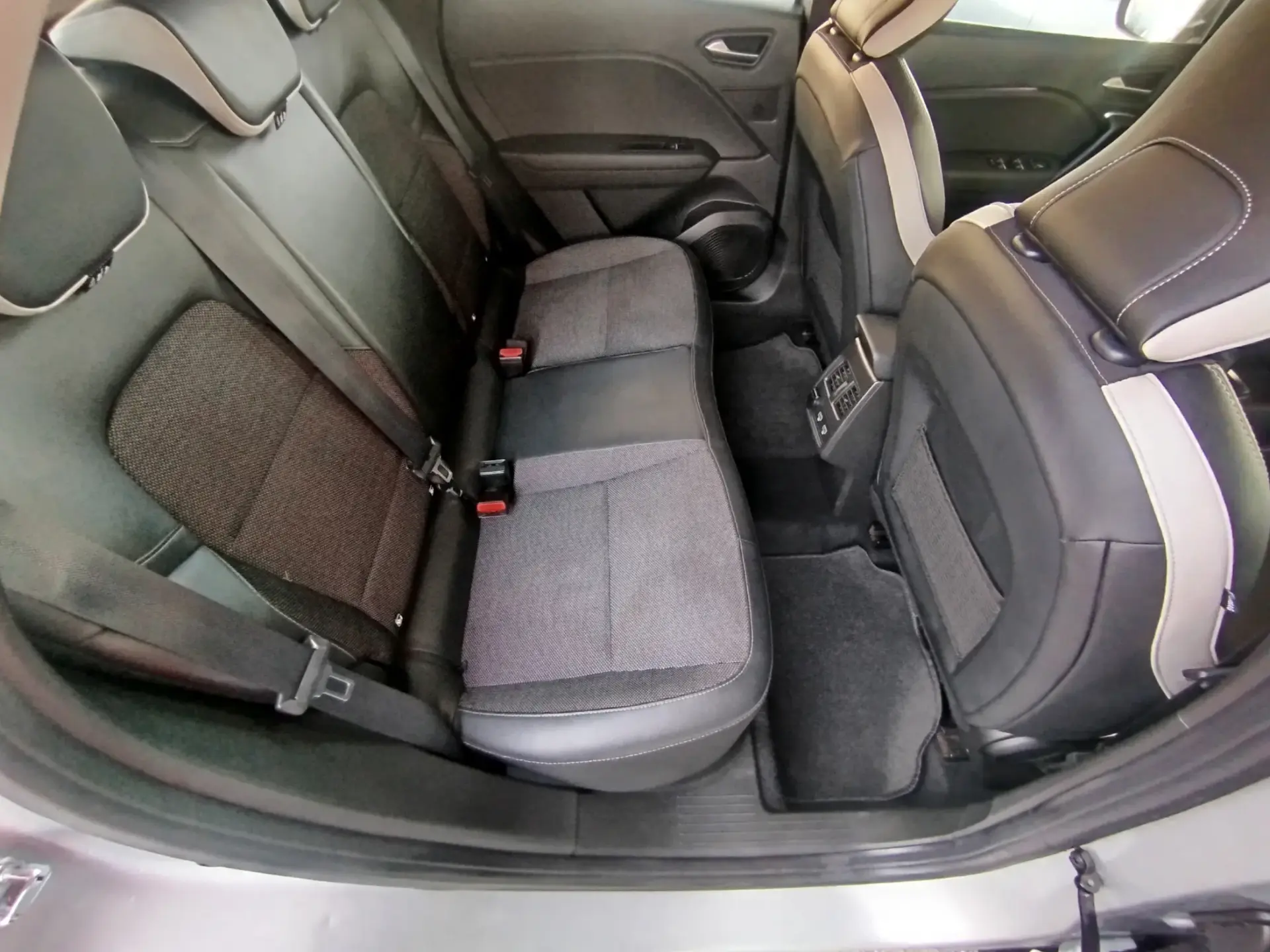 Renault Captur 1.0 TCe Exclusive 6