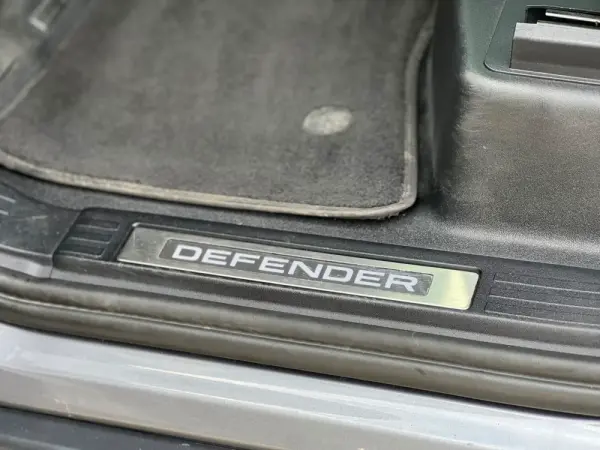 Land Rover Defender XDynamic 13
