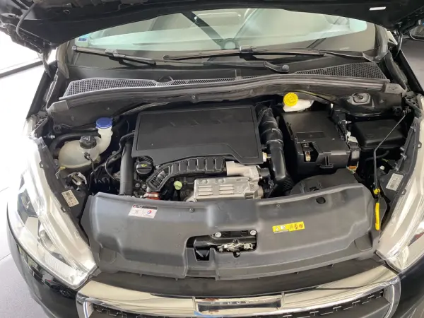 Peugeot 208 1.2 PureTech Allure EAT6 7