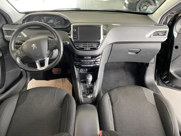 Peugeot 208 1.2 PureTech Allure EAT6 12