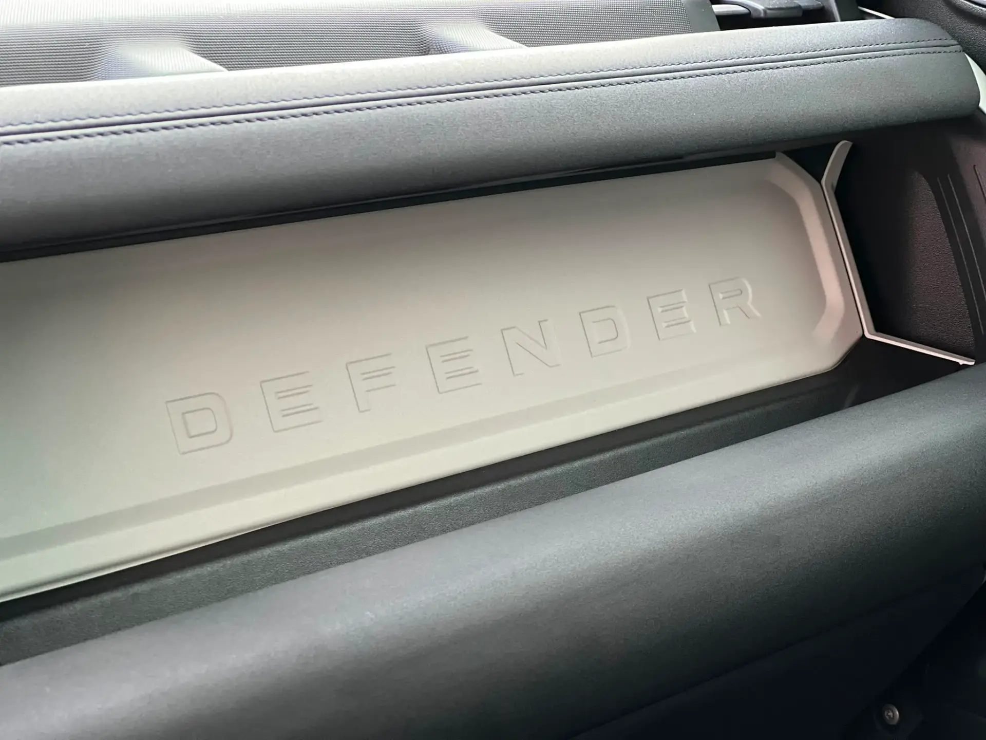 Land Rover Defender XDynamic 11
