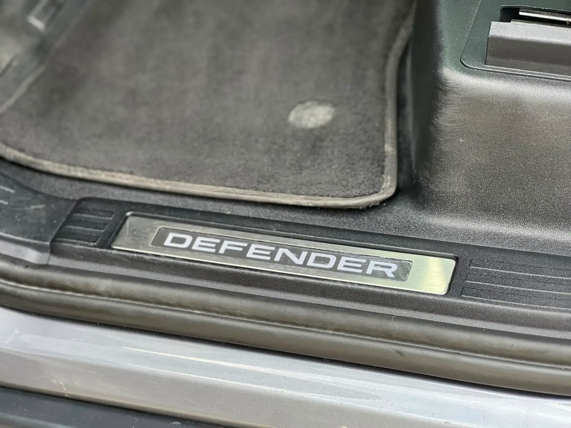 Land Rover Defender XDynamic 13
