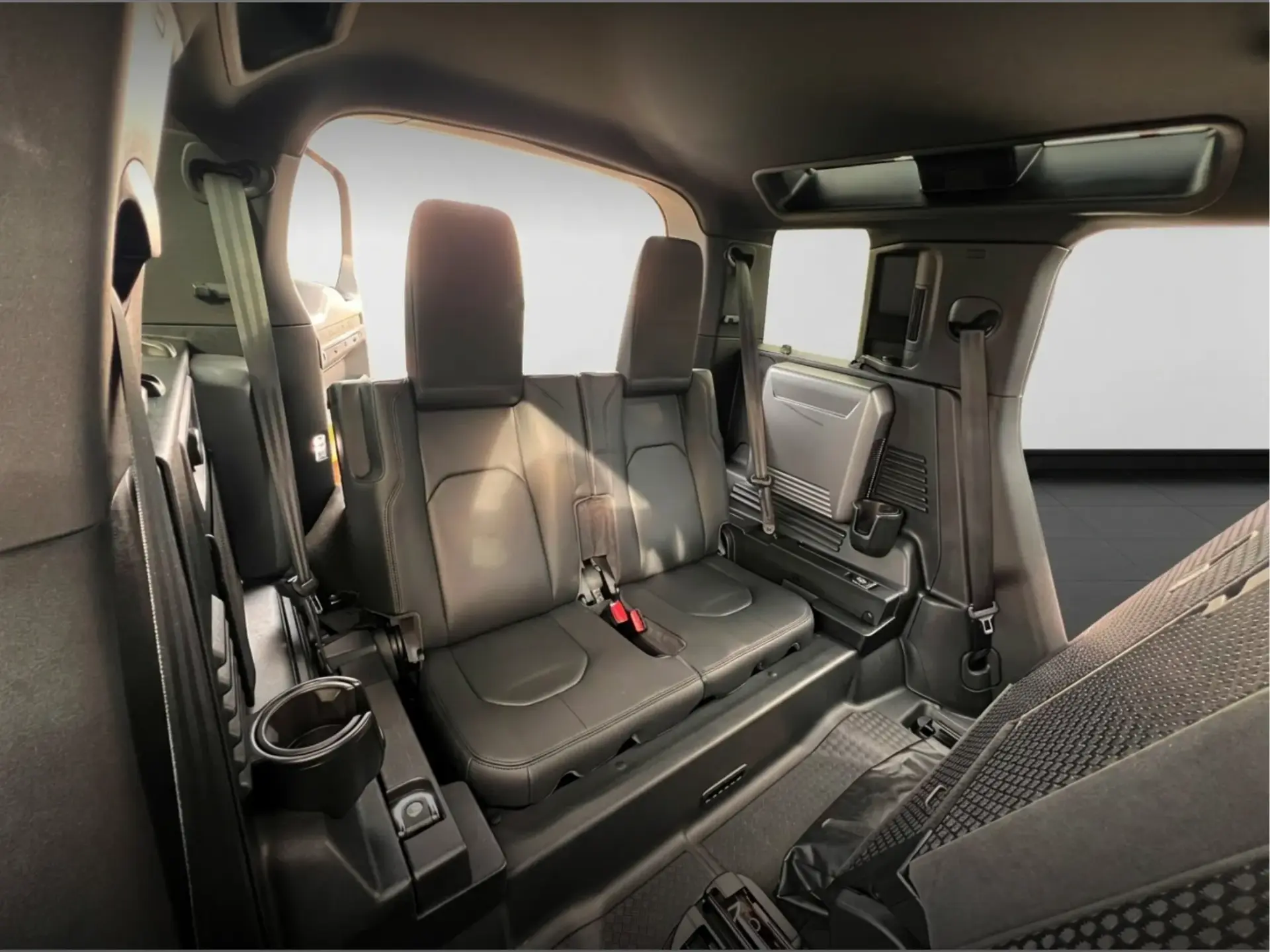 Land Rover Defender XDynamic 16
