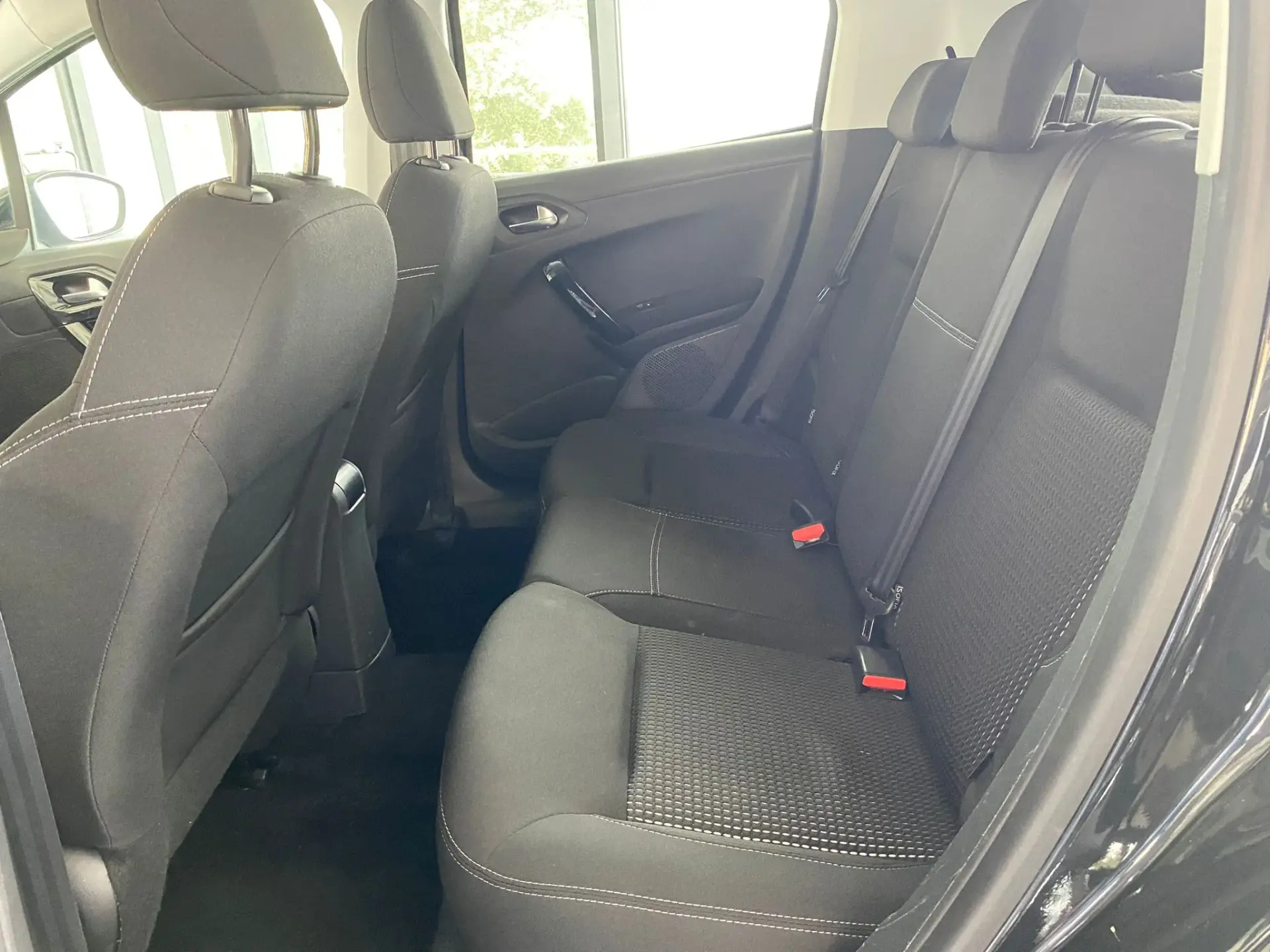 Peugeot 208 1.2 PureTech Allure EAT6 8