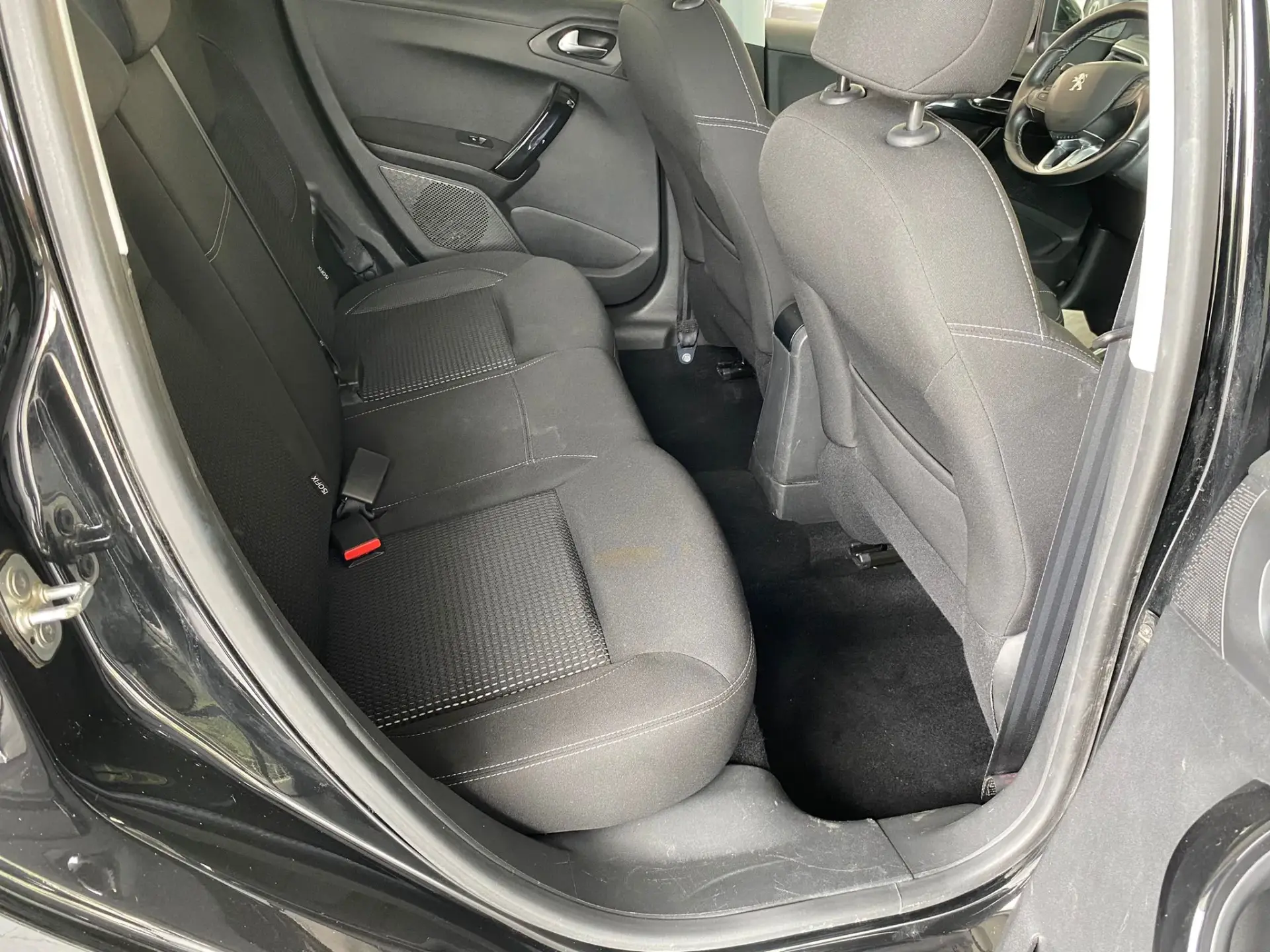 Peugeot 208 1.2 PureTech Allure EAT6 9