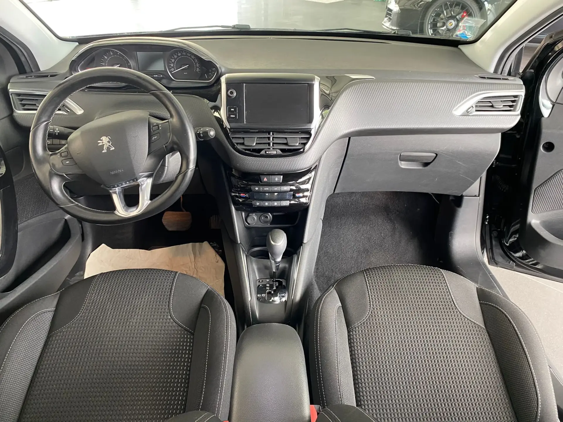 Peugeot 208 1.2 PureTech Allure EAT6 12