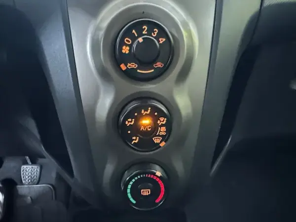 Toyota Yaris 1.0 VVT-i AC Manual 13