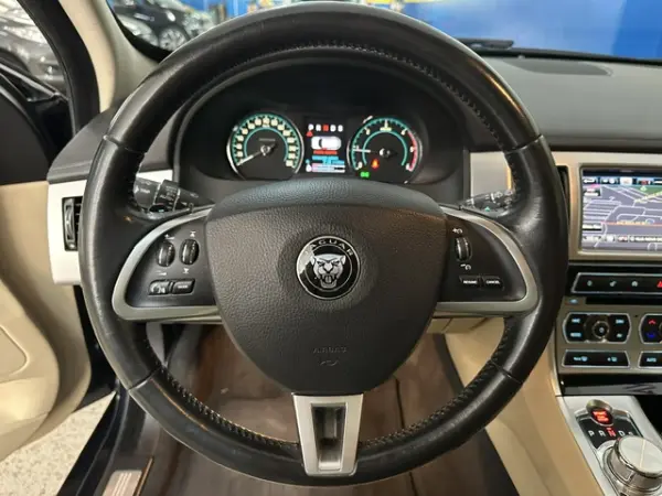 Jaguar XF Sportbrake 3.0 D V6 Premium Luxury 16