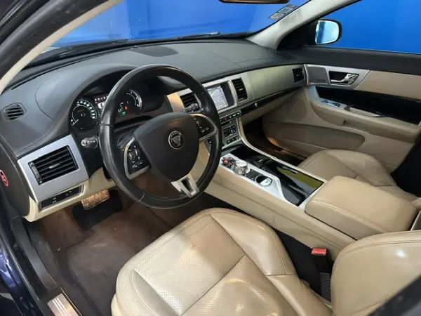 Jaguar XF Sportbrake 3.0 D V6 Premium Luxury 10