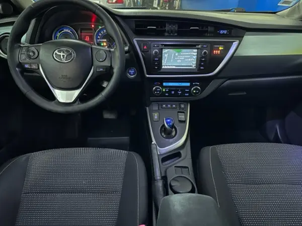 Toyota Auris Touring Sports 1.8 HSD Comfort +P.Sport+Navi 9
