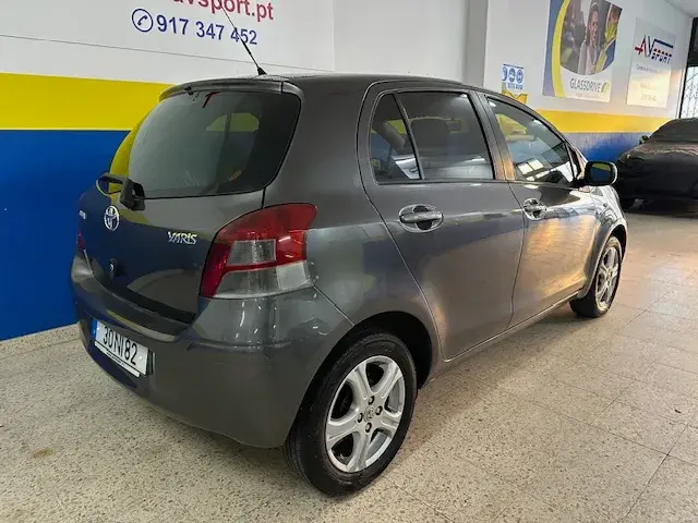 Toyota Yaris 1.0 VVT-i AC Manual 3