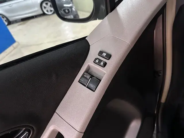 Toyota Yaris 1.0 VVT-i AC Manual 16