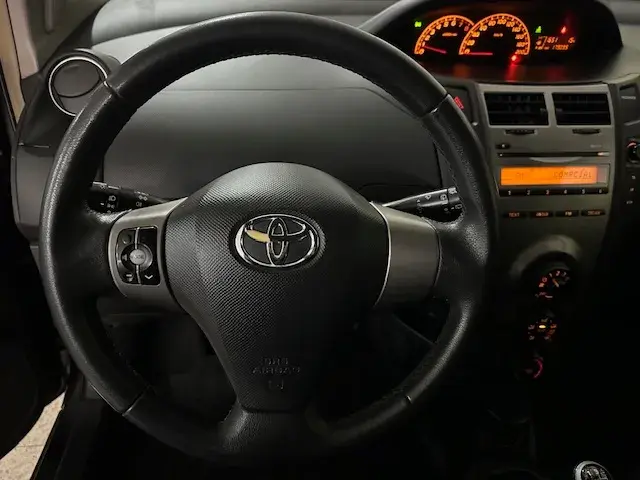 Toyota Yaris 1.0 VVT-i AC Manual 17