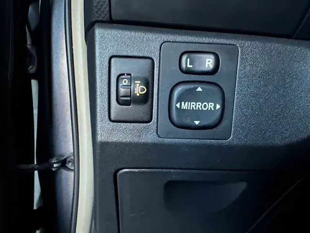 Toyota Yaris 1.0 VVT-i AC Manual 18