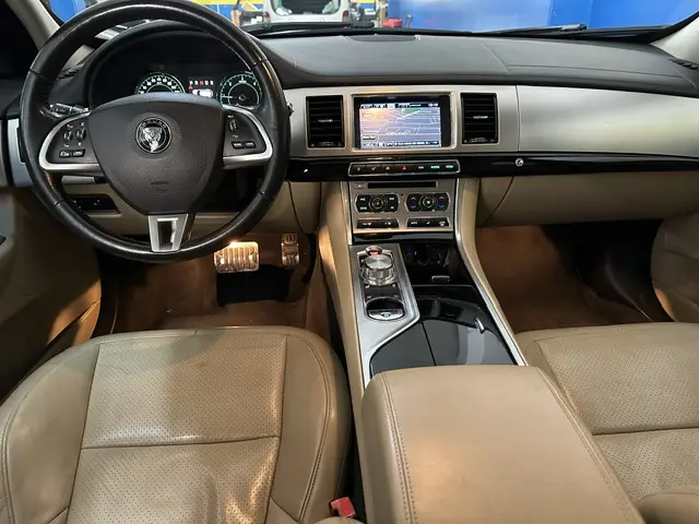 Jaguar XF Sportbrake 3.0 D V6 Premium Luxury 9