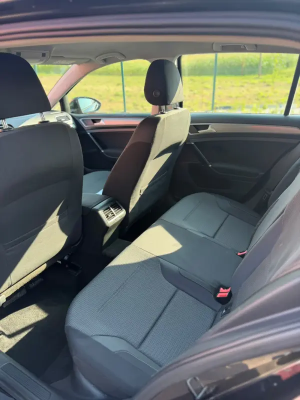 Volkswagen Golf 1.6 TDi R-Line 9