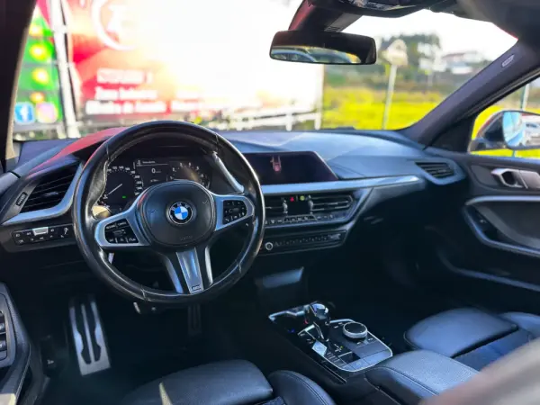 BMW 118 i Pack Desportivo M Auto 13