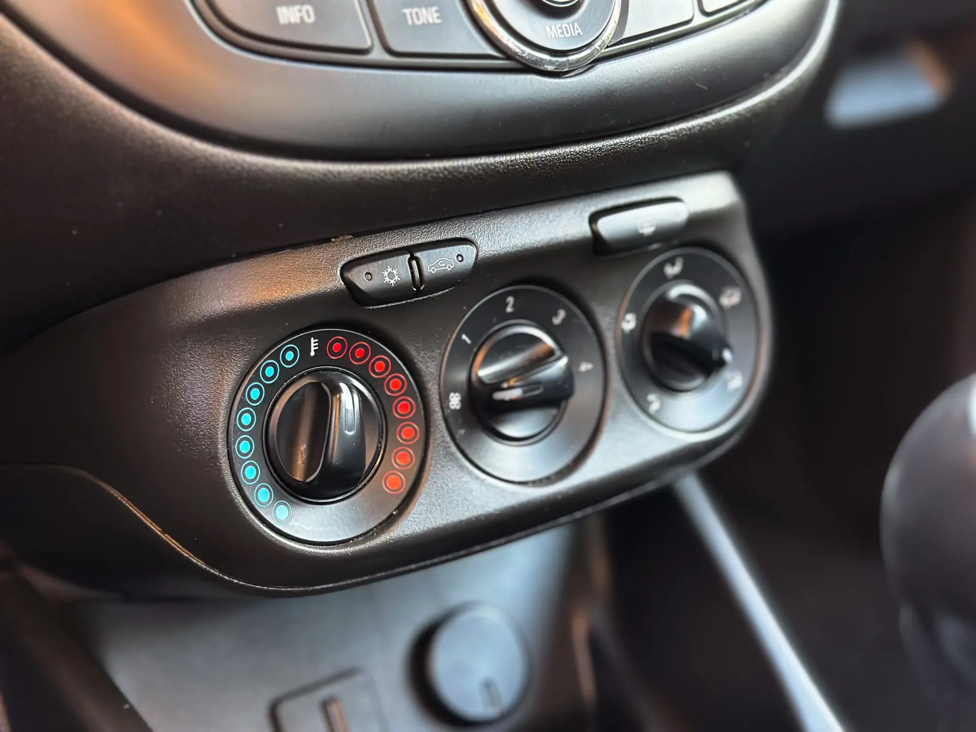 Opel Corsa 1.2 Enjoy 18