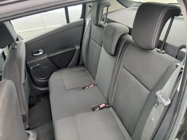 Renault Clio 1.2 16V Confort 12