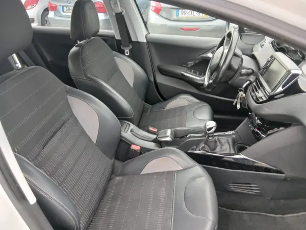 Peugeot 2008 1.6 BlueHDi Allure 12