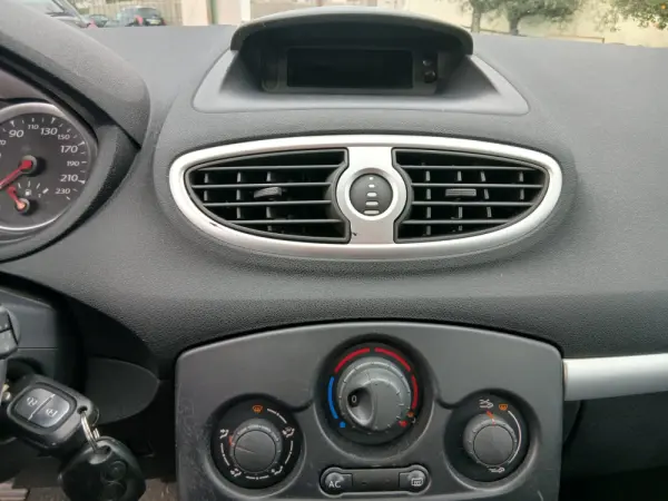 Renault Clio 1.2 16V Confort 8