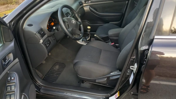 Toyota Avensis SW 2.0 D-4D Sol+GPS 9