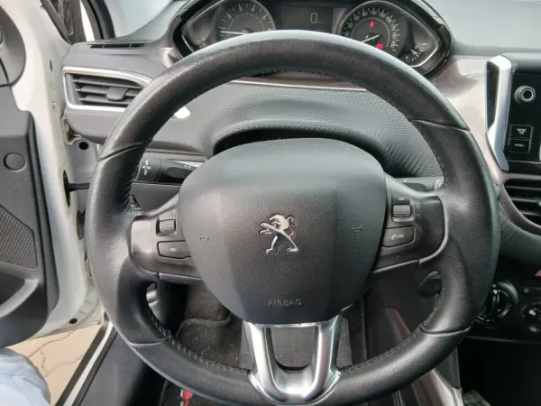 Peugeot 2008 1.2 VTi Allure 9