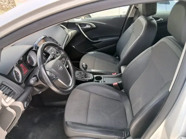 Opel Astra Sports Tourer Outro 8