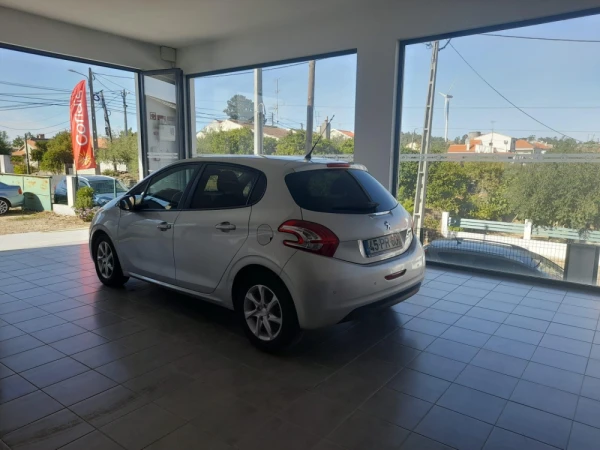 Peugeot 208 1.6 e-HDi Allure 6