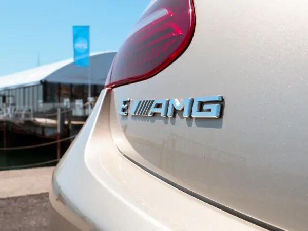 Mercedes-Benz E 220 d AMG Line 8