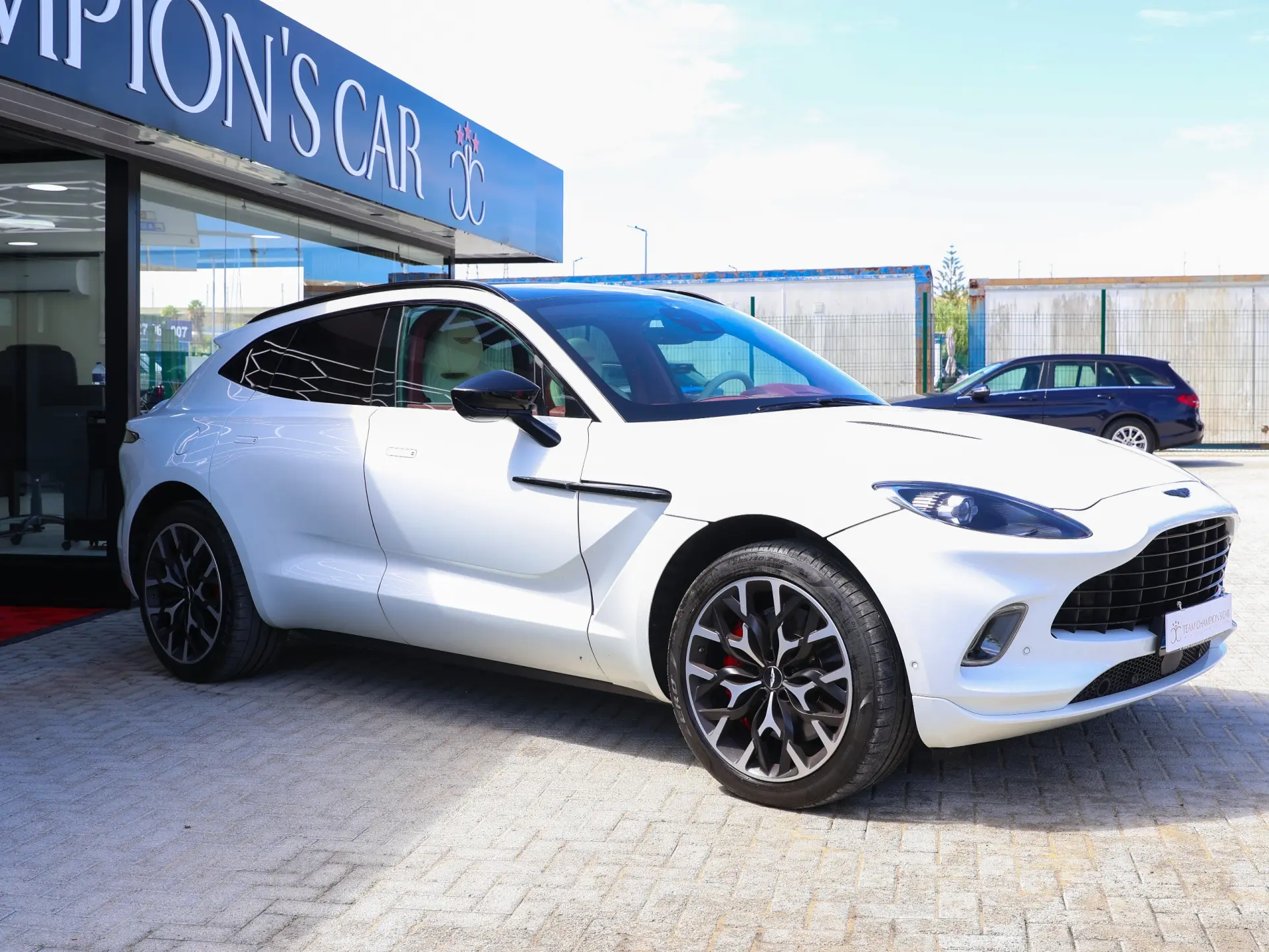 Aston Martin DBX 4.0 Twin-Turbo V8 2