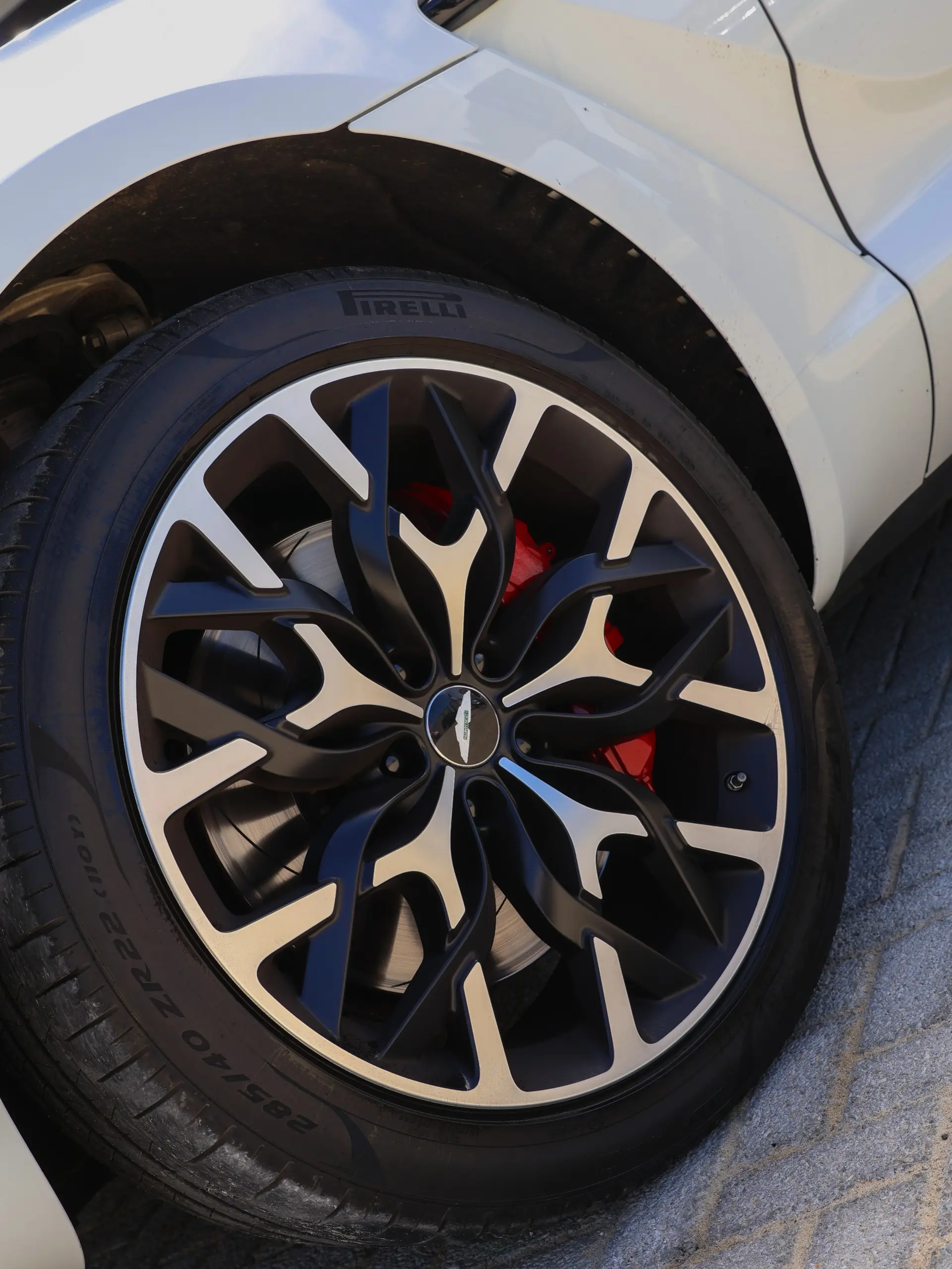Aston Martin DBX 4.0 Twin-Turbo V8 16