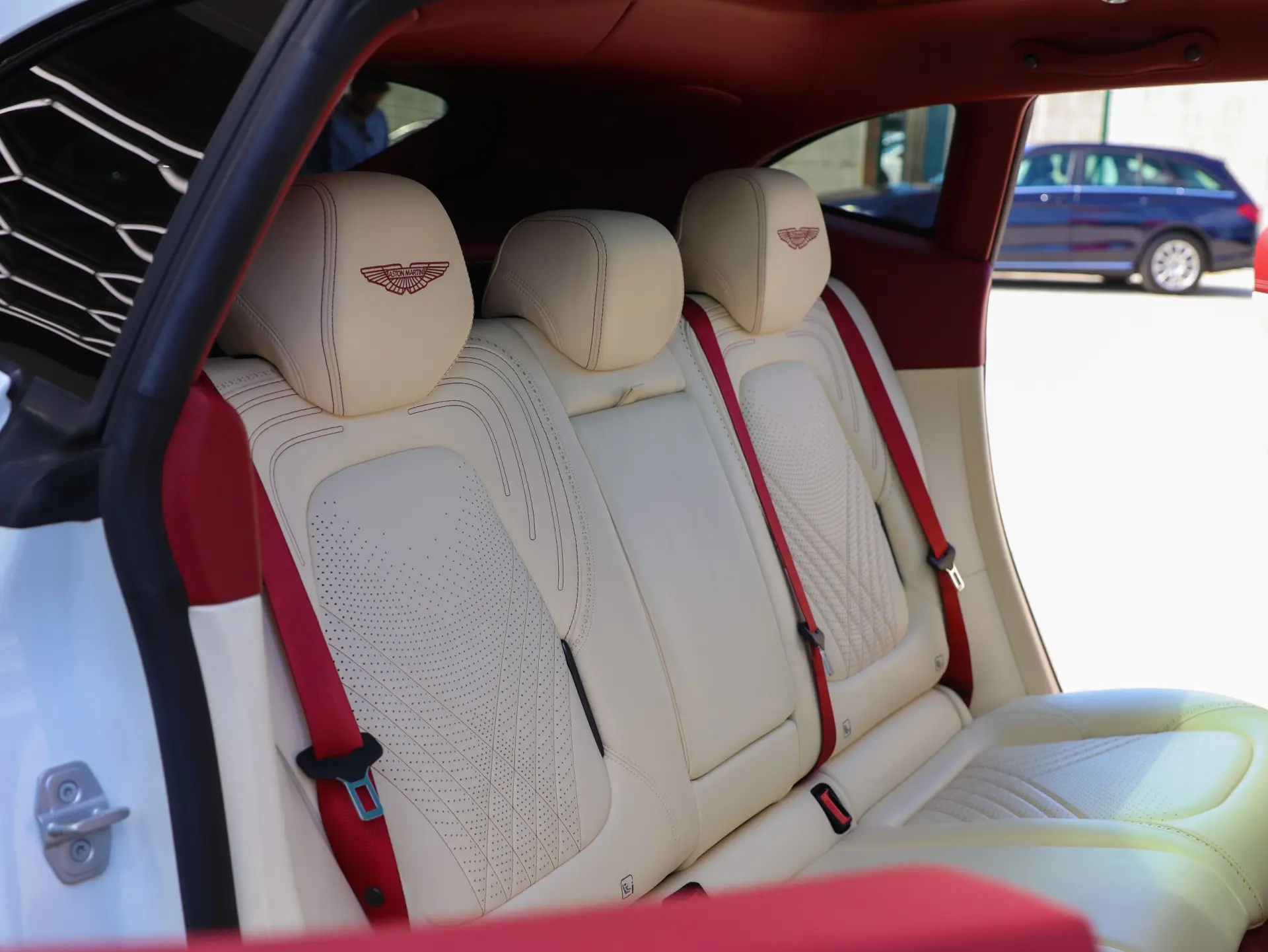 Aston Martin DBX 4.0 Twin-Turbo V8 7