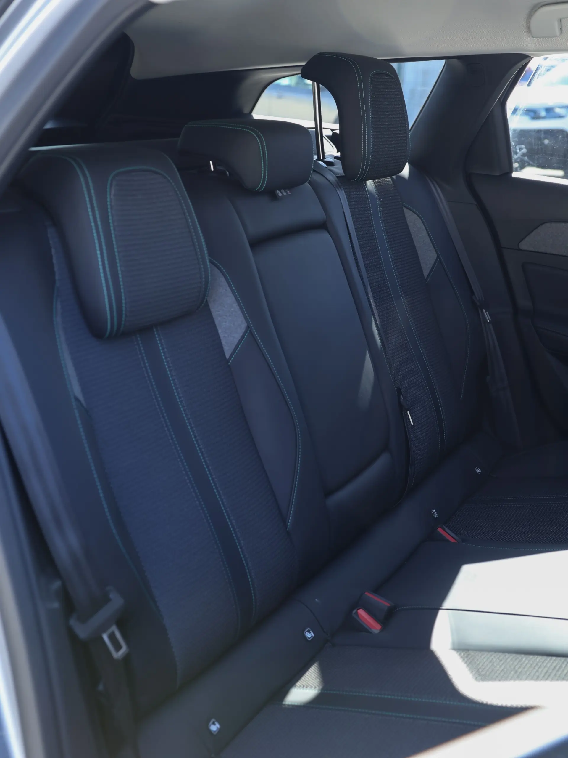 Peugeot 308 1.6 Hybrid Allure e-EAT8 11