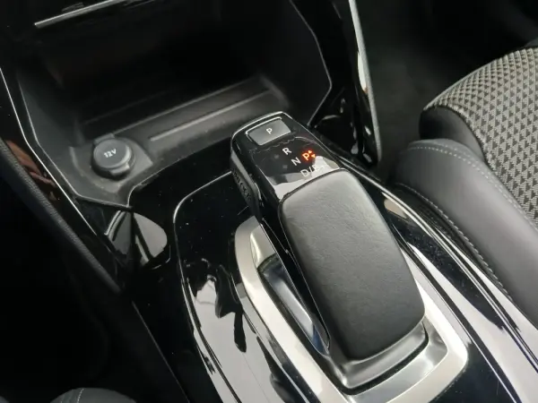 Peugeot e-2008 GT 28