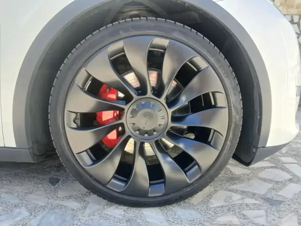 Tesla Model Y Performance Dual Motor AWD 3