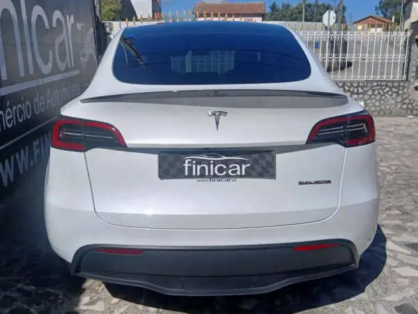 Tesla Model Y Performance Dual Motor AWD 37