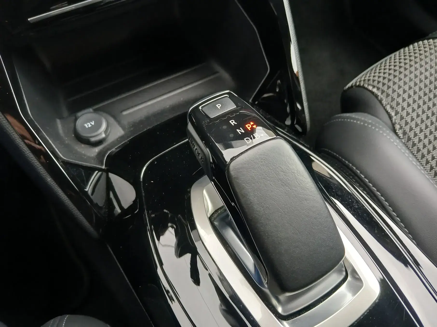 Peugeot e-2008 GT 28