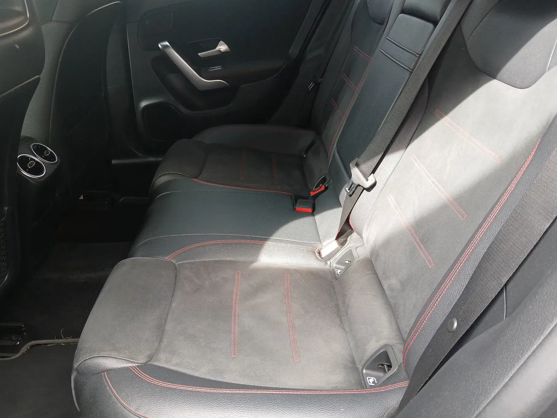 Mercedes-Benz CLA 180 d Shooting Brake AMG Line Aut. 14