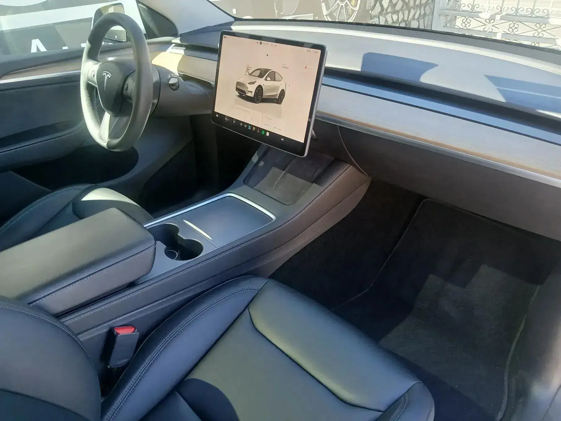 Tesla Model Y Performance Dual Motor AWD 14