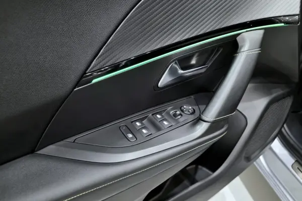 Peugeot e-2008 50 kWh GT Pack 9