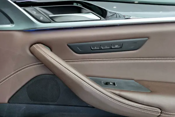 BMW 530 e Pack Desportivo M 23