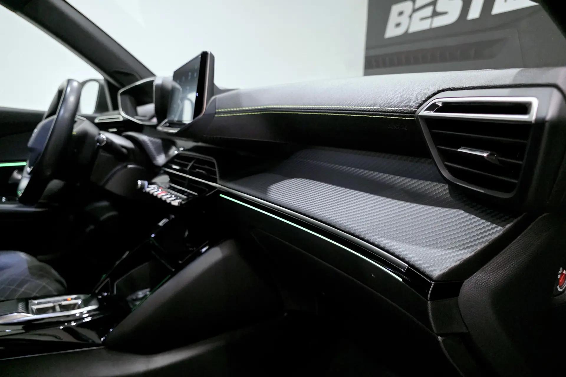 Peugeot e-2008 50 kWh GT Pack 28