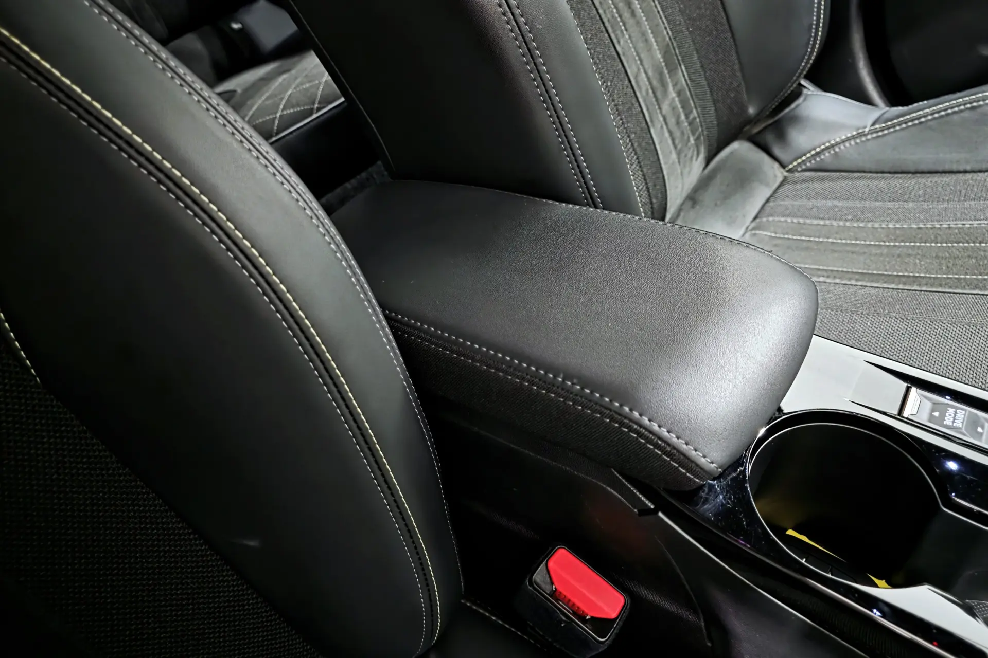 Peugeot e-2008 50 kWh GT Pack 27