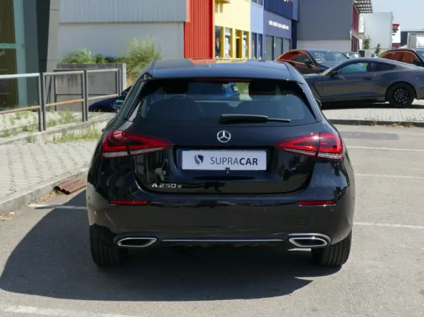 Mercedes-Benz A 250 e Progressive 5
