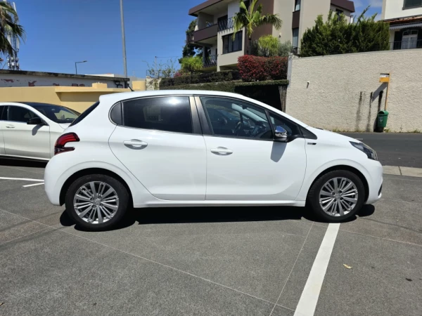 Peugeot 208 1.6 BlueHDi Style 4